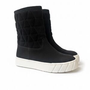 Aquatalia Black Quilted Suede Ankle Boot With Rubber Sole Size 5.5 Like New!